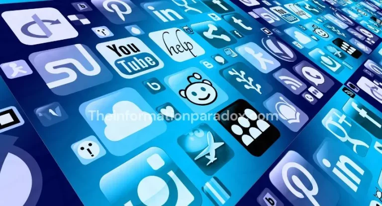 Компютър и смартфон с екрани, показващи различни AI приложения
