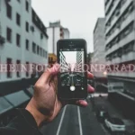 Колаж от няколко флагман смартфона, показващи дисплеи и задни панели