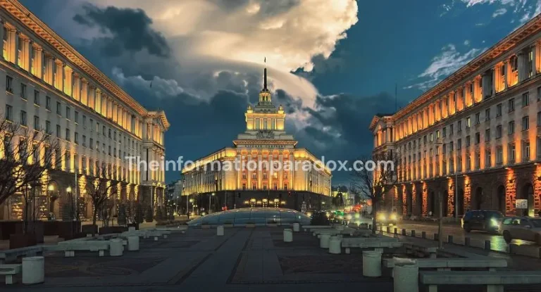 Млади предприемачи работят в коворкинг пространство в България